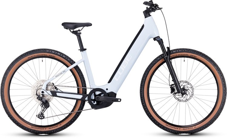 Cube VTT électrique meilleure autonomie Cube Reaction Hybrid Pro 750 flashwhite’n’black est un VTT électrique semi-rigide haute autonomie vélo électrique