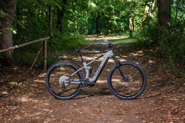 Vtt-electrique-Cube-stereo-hybrid-140-hpc-pro-625-terrain-complexe-galerievelo.fr-8.jpg